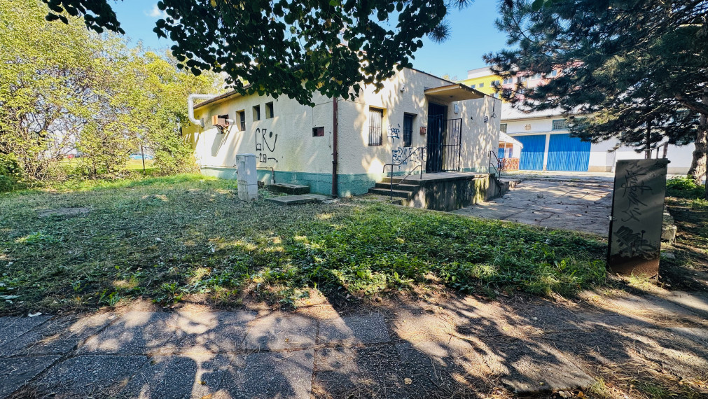 Znížená cena: Predaj stavby s pozemkom na komerčné využitie- sídlo firmy, reštaurácia