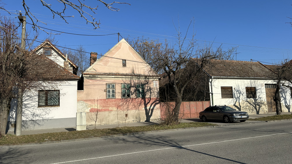 Pozemok s pôvodnými rodinnými domami v centre Vajnôr