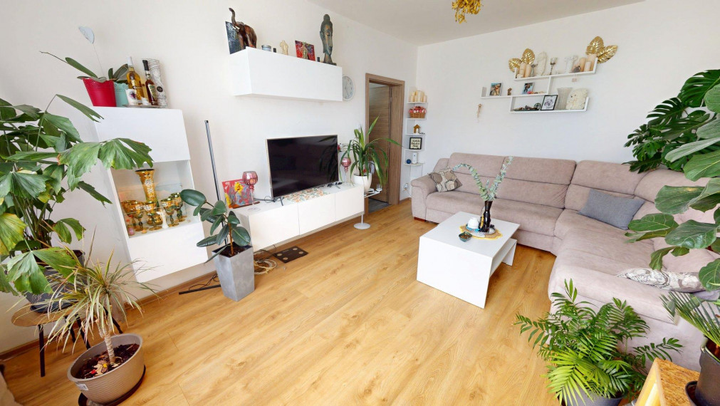 Dúbravka 2-izbový, kompletne zrekonštruovaný, 3D prehliadka