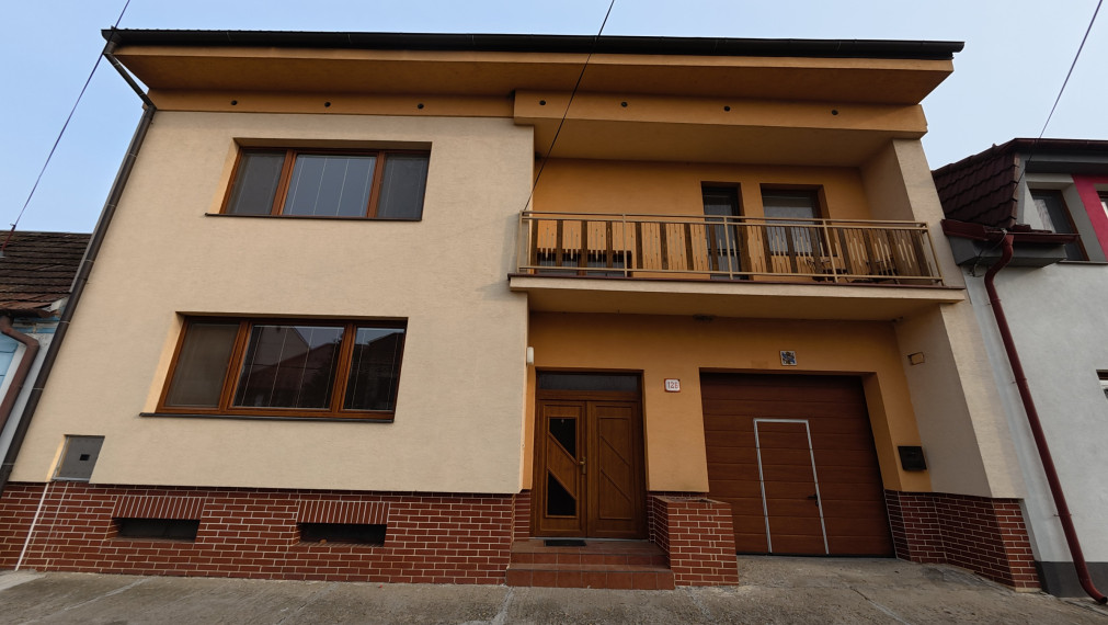 Dvojgeneračný rodinný dom s veľkým pozemkom - Vinosady