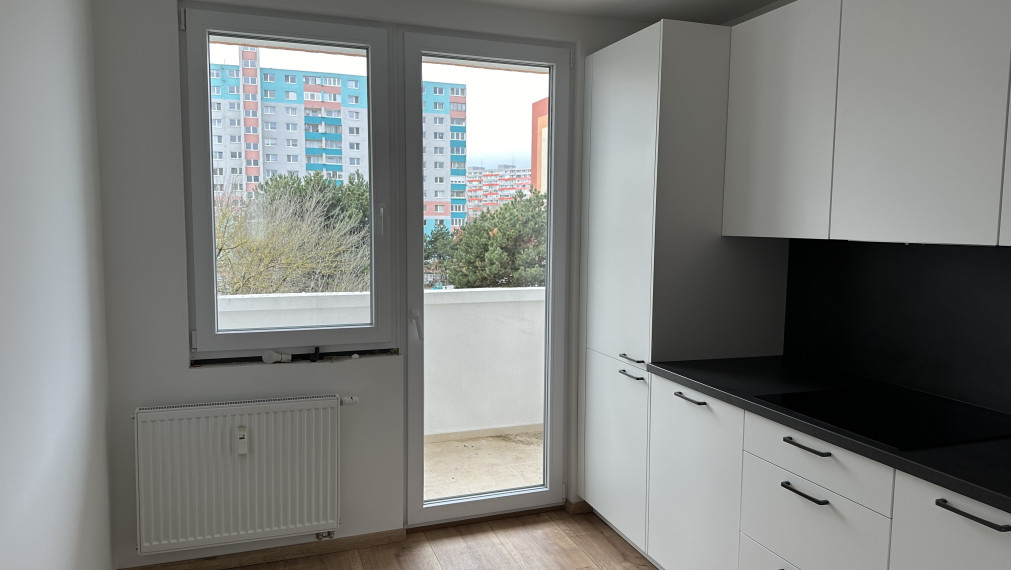 Kompletne zrekonštruovaný byt, samostatné izby, loggia z kuchyne, Petržalka