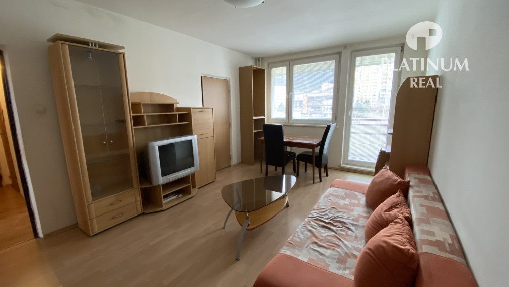 4 izbový byt po rekonštrukcii, tri samostatné izby + obývacia izba, loggia