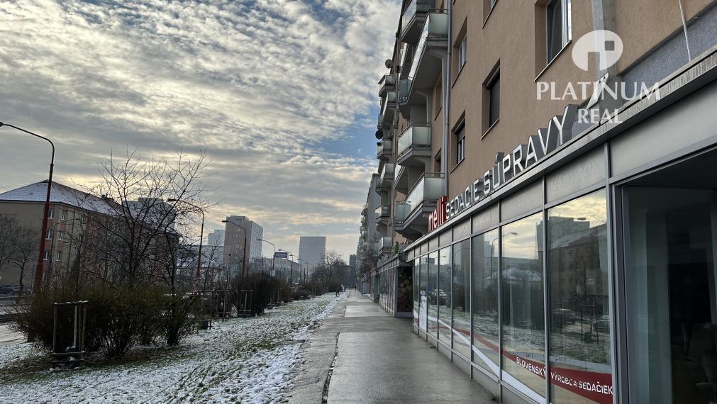 Priestranný 2 izbový byt, loggia a balkón v širšom centre Račianska ul.