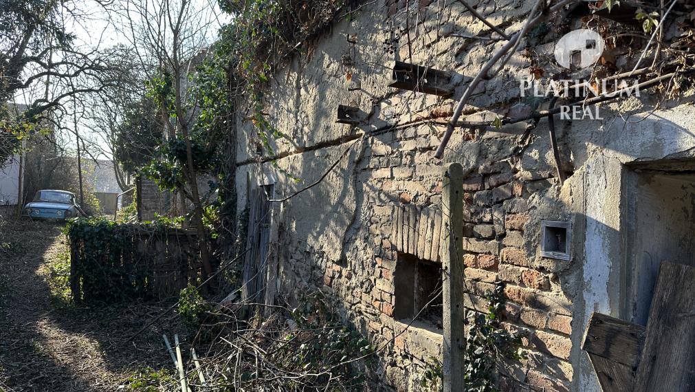 Pozemok s pôvodnými rodinnými domami v centre Vajnôr