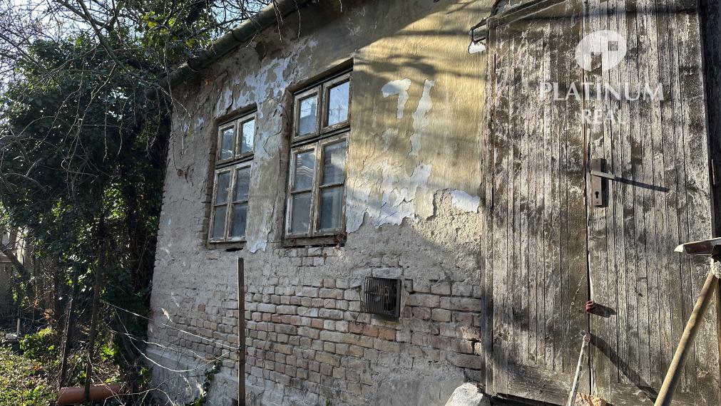 Pozemok s pôvodnými rodinnými domami v centre Vajnôr