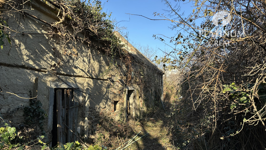 Pozemok s pôvodnými rodinnými domami v centre Vajnôr