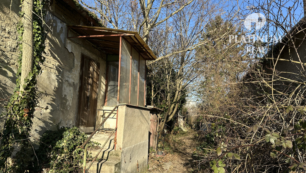 Pozemok s pôvodnými rodinnými domami v centre Vajnôr