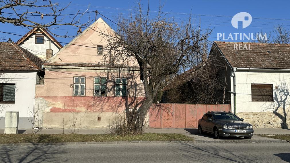 Pozemok s pôvodnými rodinnými domami v centre Vajnôr