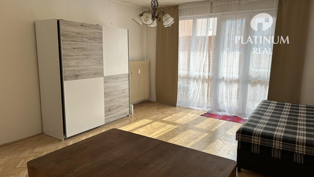 Priestranný 2 izbový byt pri NTC, samostatné izby, loggia