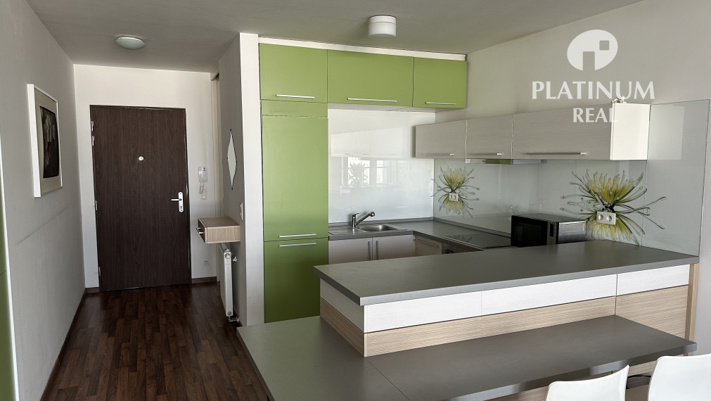 Prenájom 2 izbový byt III veže, výhľad na Hrad, garážové státie