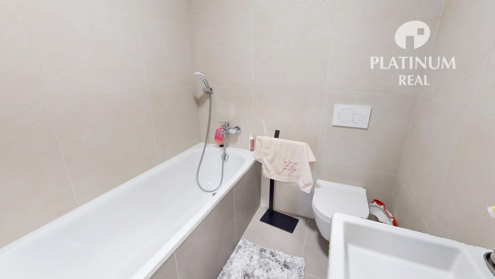 Predaj 4-izb bytu, Ružinov- Nivy, tehlová stavba, zrekonštruovaný, západná orientácia