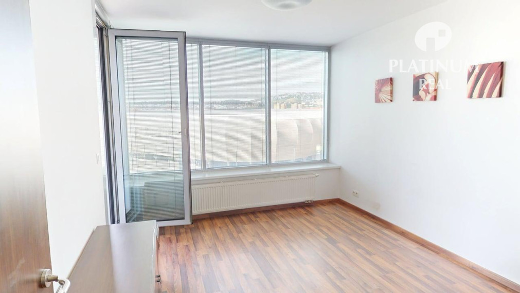 2 izbový byt s loggiou, Bajkalská ul. projekt III Veže, garážové státie