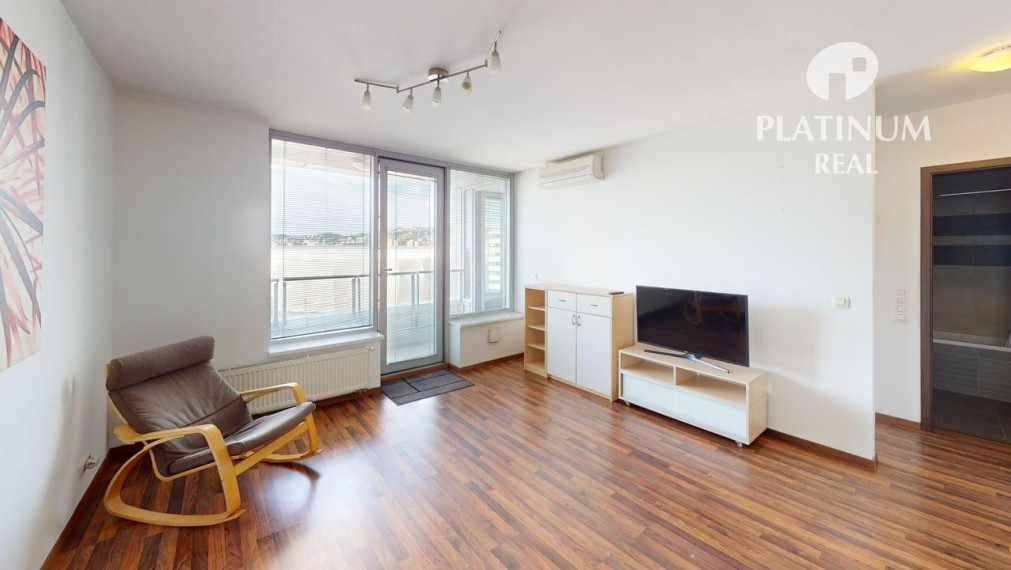 2 izbový byt s loggiou, Bajkalská ul. projekt III Veže, garážové státie