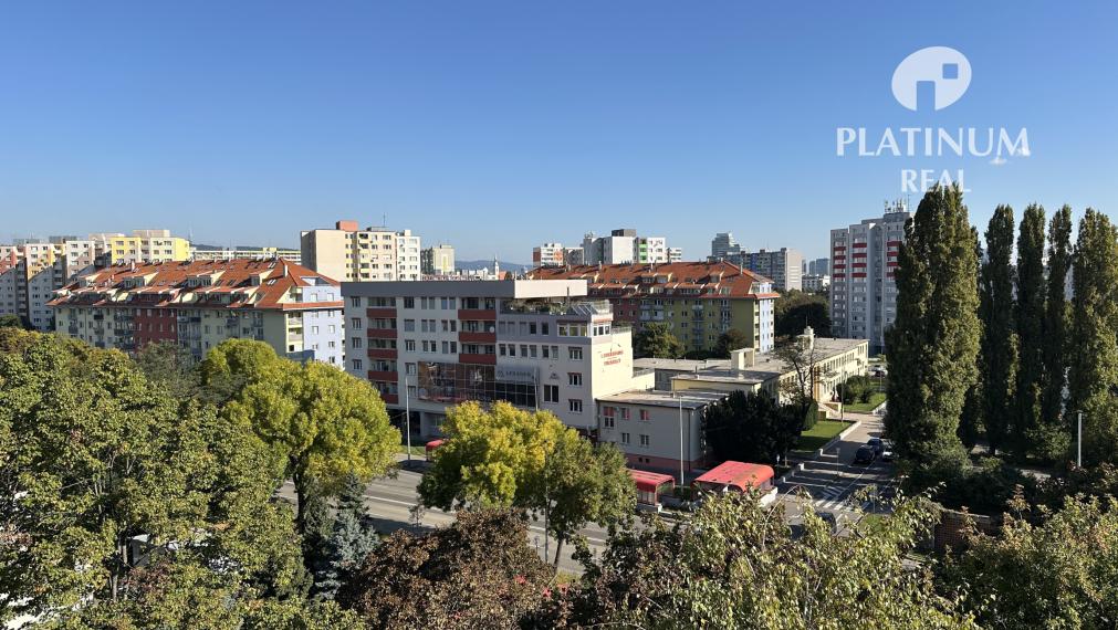 3 izbový byt po rekonštrukcii s výmerou 85,25 m2 v starej časti Petržalky