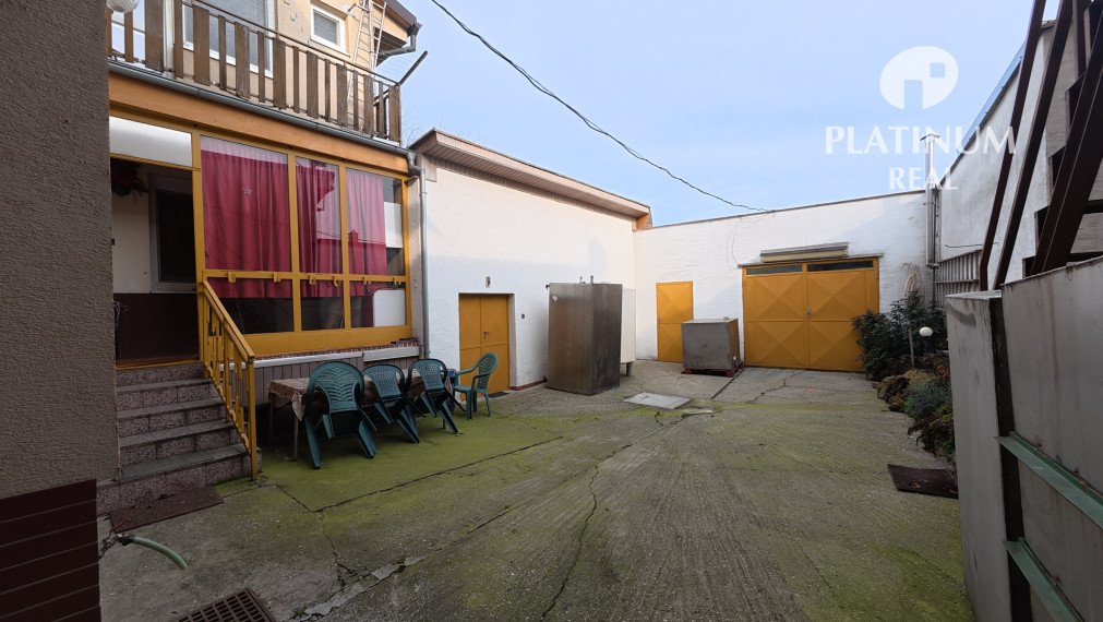 Dvojgeneračný rodinný dom s veľkým pozemkom - Vinosady