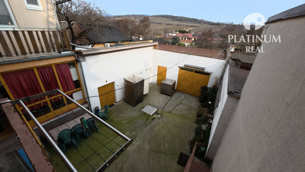 Dvojgeneračný rodinný dom s veľkým pozemkom - Vinosady