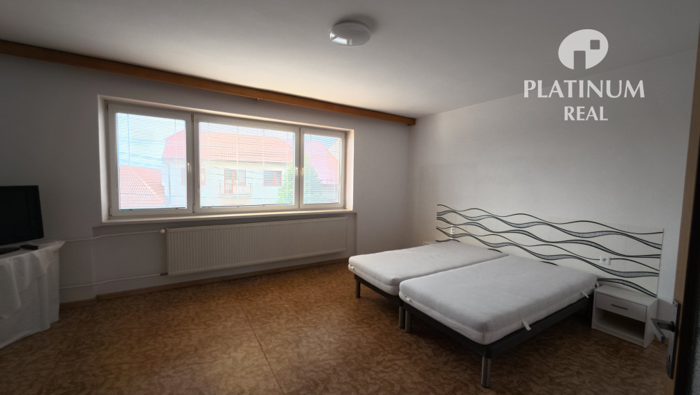 Dvojgeneračný rodinný dom s veľkým pozemkom - Vinosady