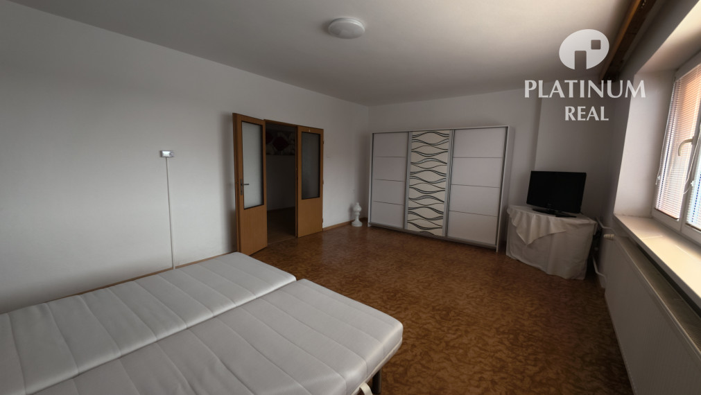 Dvojgeneračný rodinný dom s veľkým pozemkom - Vinosady