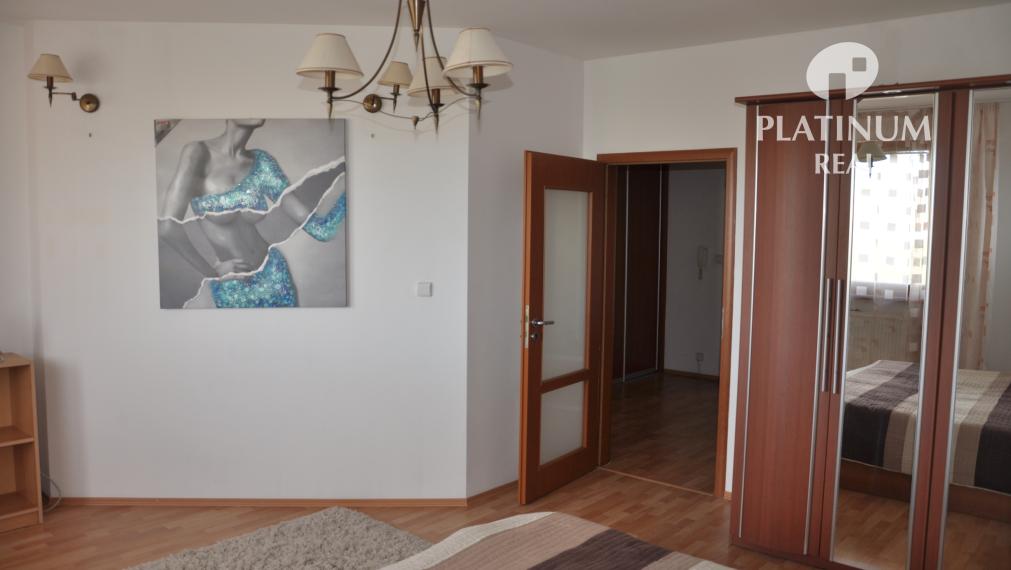3 izbový byt s výhľadom, loggiou a garážou na Nivách