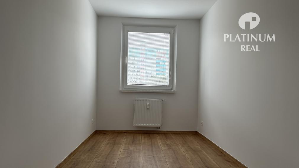 Kompletne zrekonštruovaný byt, samostatné izby, loggia z kuchyne, Petržalka