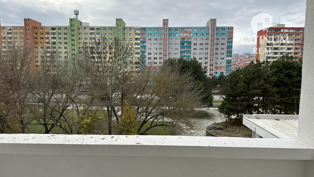 Kompletne zrekonštruovaný byt, samostatné izby, loggia z kuchyne, Petržalka