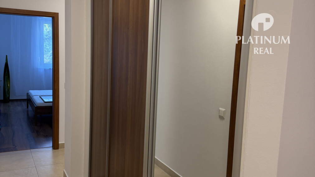 Priestranný 2 izb. byt s menšou terasou a garážou na Kolibe