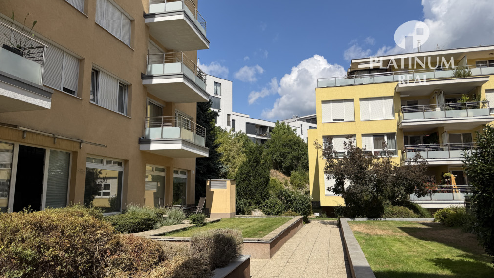 Priestranný 2 izb. byt s menšou terasou a garážou na Kolibe