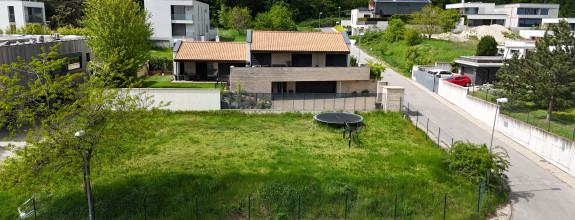 Exkluzívny stavebný pozemok s výhľadom, IS na pozemku, slnečný