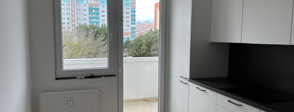 Kompletne zrekonštruovaný byt, samostatné izby, loggia z kuchyne, Petržalka