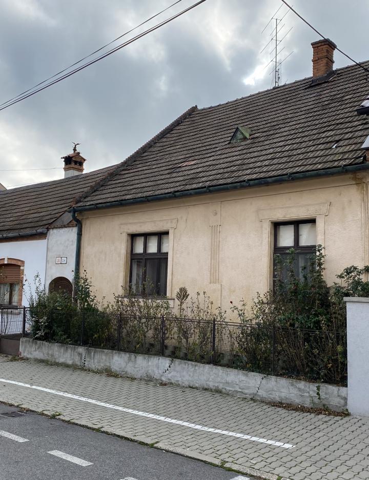 REZERVOVANÝ!!!Rodinný dom v pôvodnom stave, pozemok 709 m2, Svätý Jur