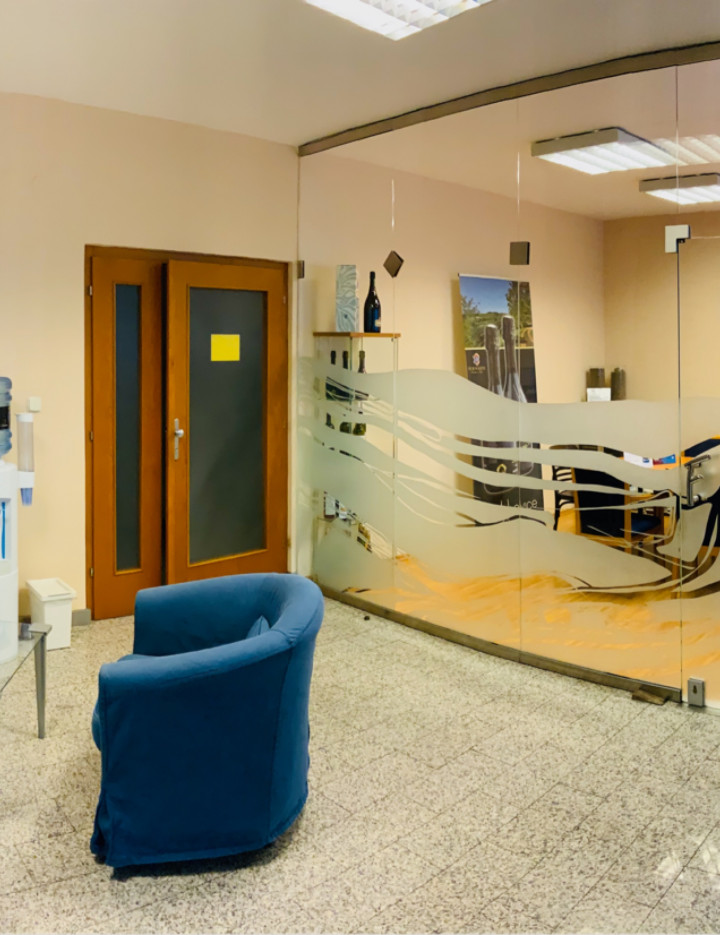 Administratívna budova s pozemkom a parkovaním v Ružinove