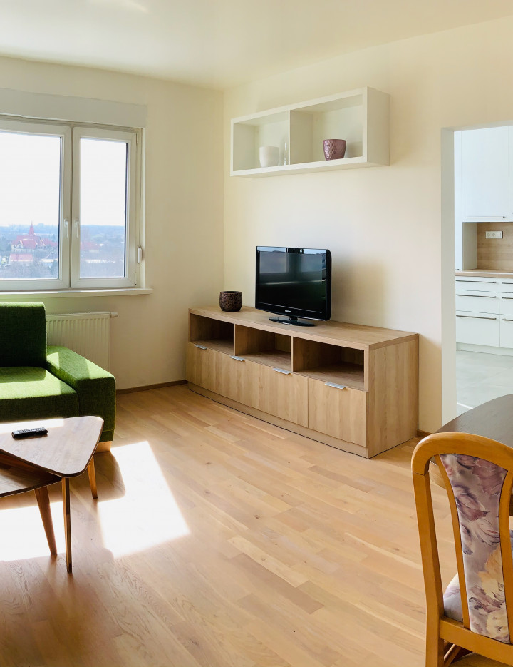 Prenájom 3-izbového kompletne zrekonštruovaného a zariadeného bytu v Ružinove