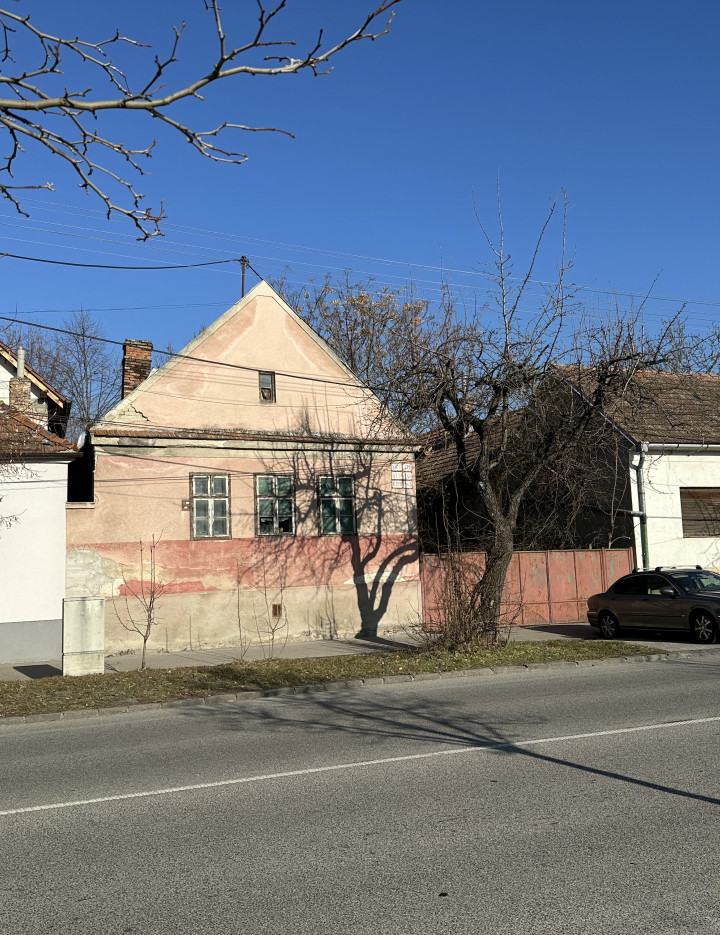 Pozemok s pôvodnými rodinnými domami v centre Vajnôr
