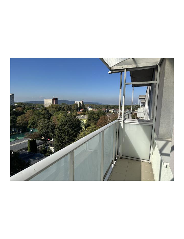 3 izbový byt po rekonštrukcii s výmerou 85,25 m2 v starej časti Petržalky