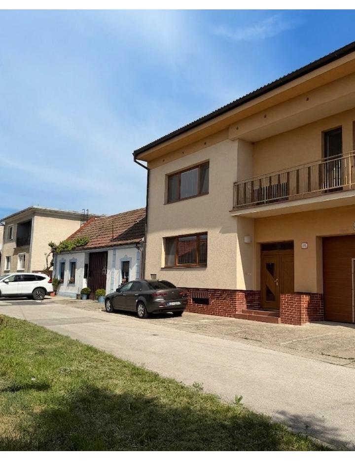 Rodinný dom s väčším pozemkom - Vinosady